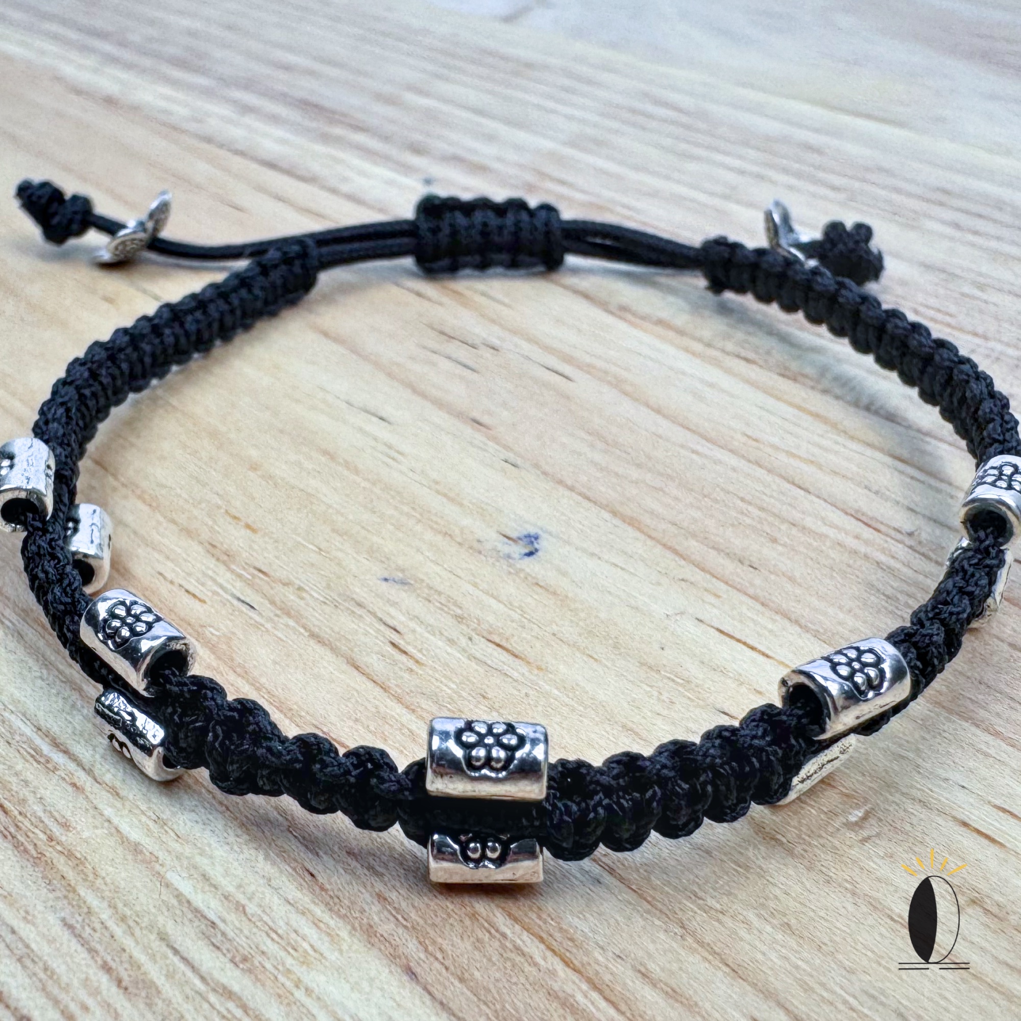 Bransoletka z czarnego sznurka z koralikami złotymi linia Bransoletka z czarnej / czerwonej liny