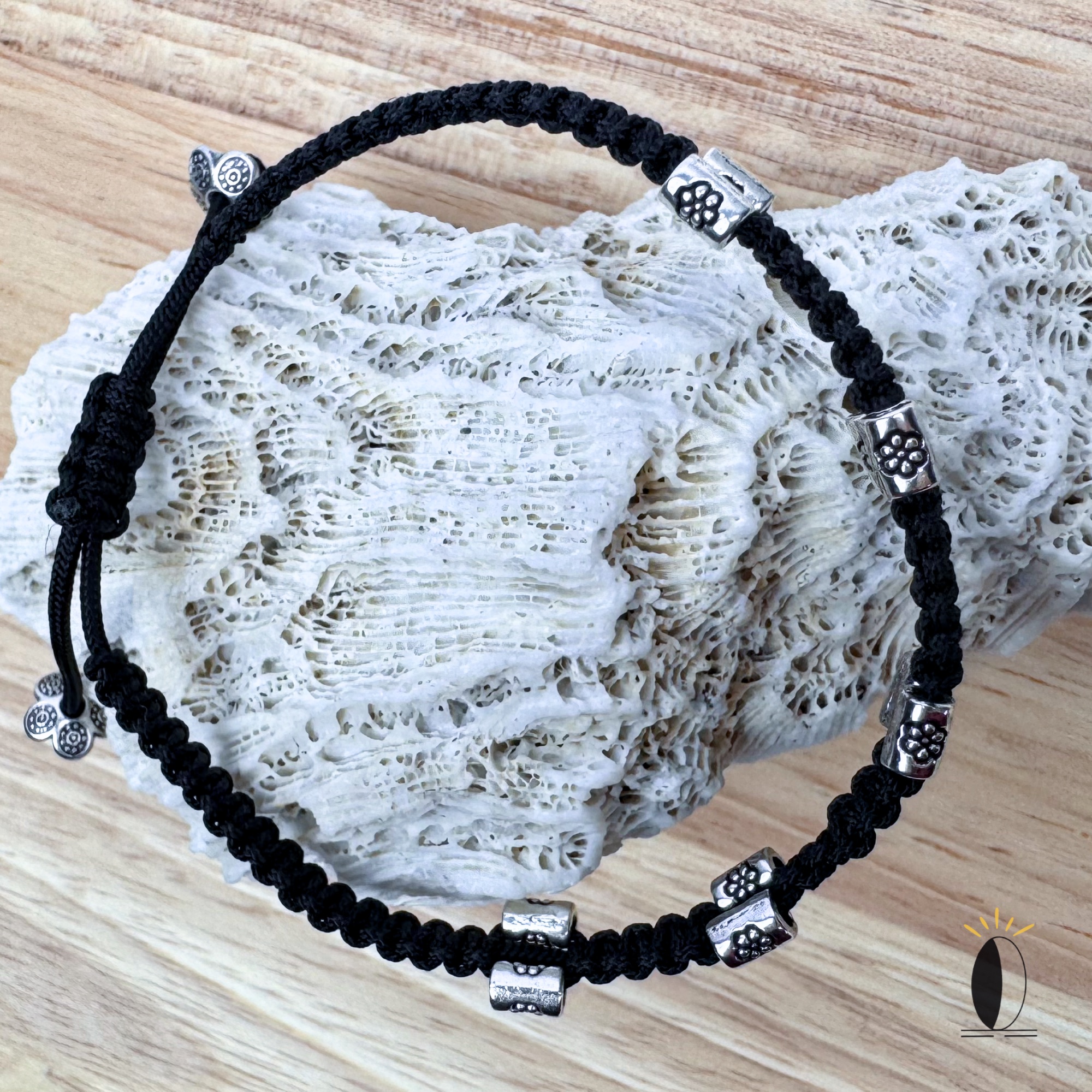 Bransoletka z czarnego sznurka z koralikami złotymi linia Bransoletka z czarnego sznurka z koralikami złotymi - obrazek 3