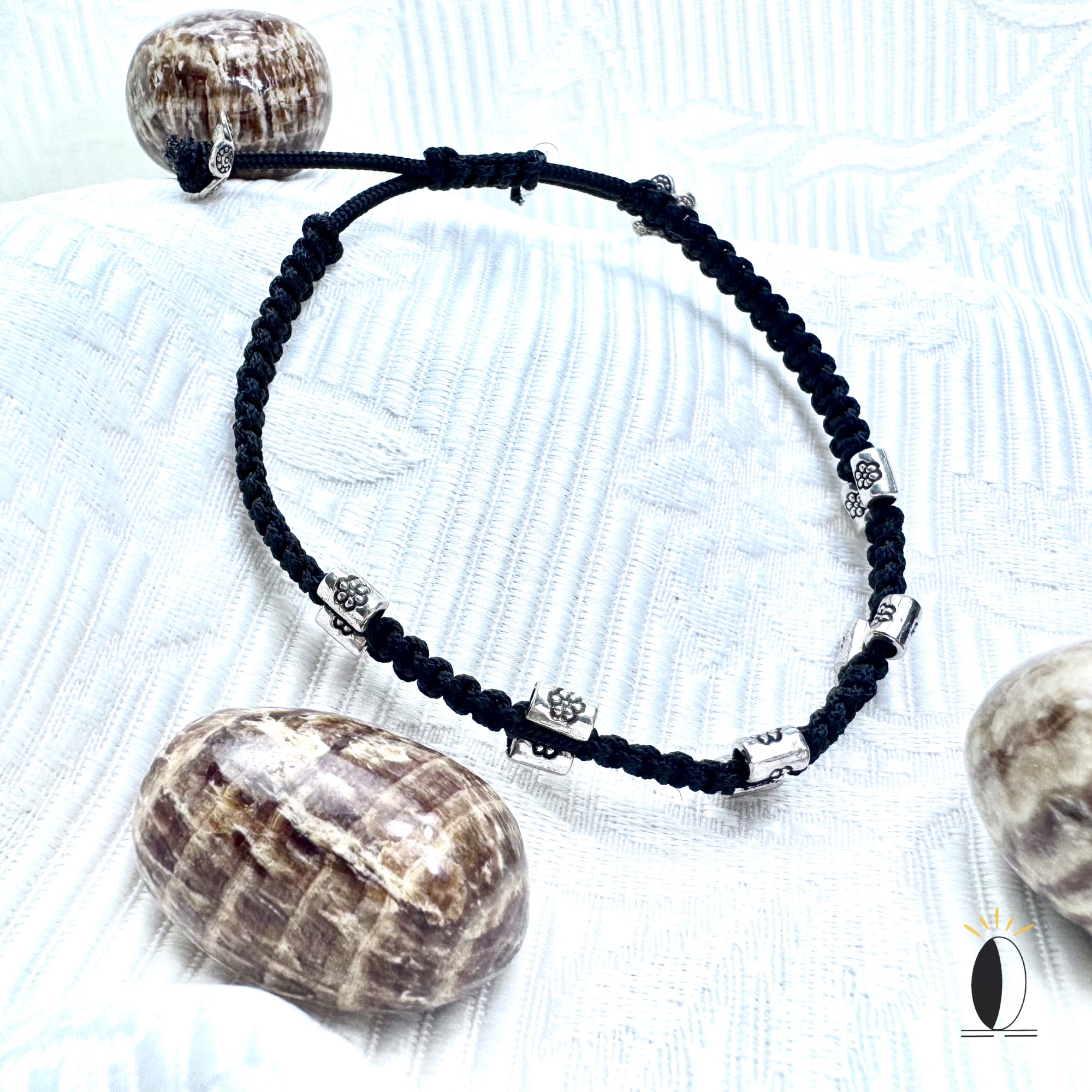 Bransoletka z czarnego sznurka z koralikami złotymi linia Bransoletka z czarnej / czerwonej liny