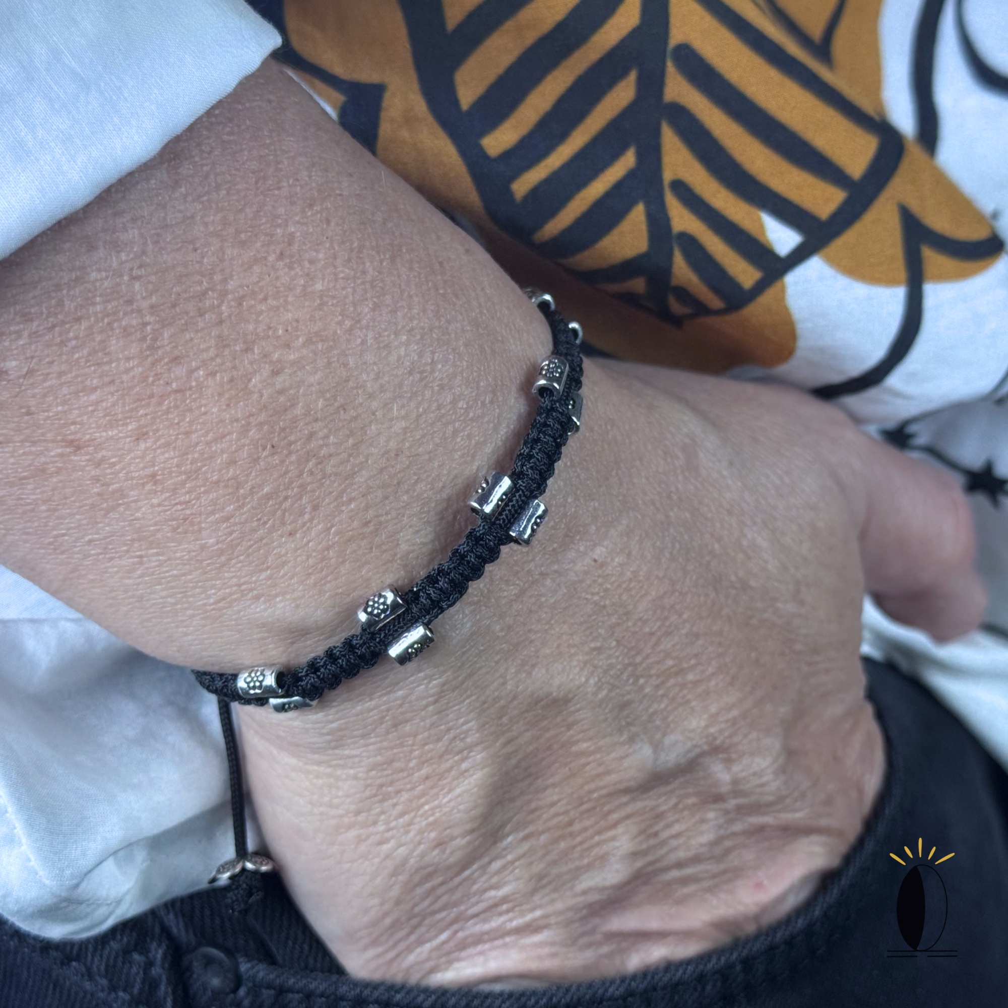 Bransoletka z czarnego sznurka z koralikami złotymi linia Bransoletka z czarnej / czerwonej liny