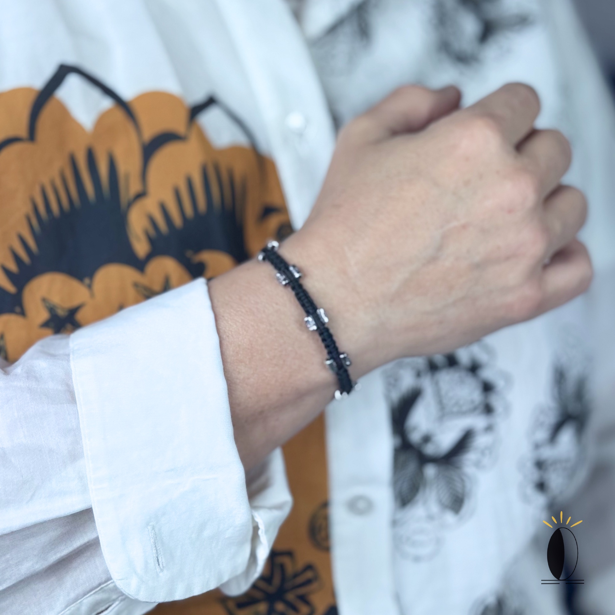 Bransoletka z czarnego sznurka z koralikami złotymi linia Bransoletka z czarnej / czerwonej liny