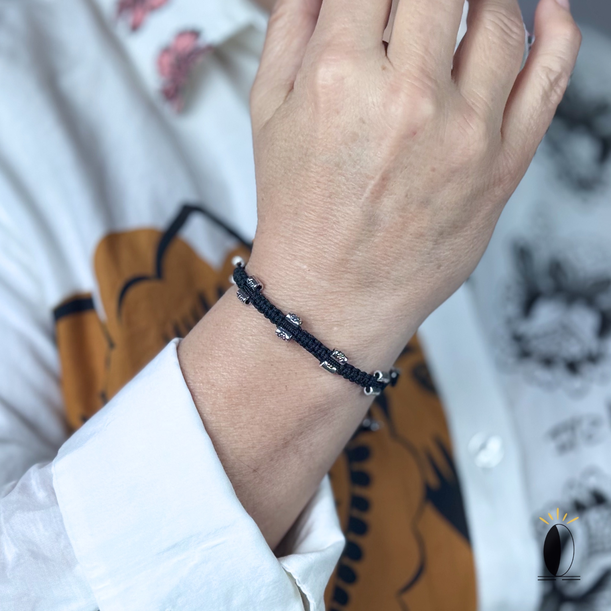 Bransoletka z czarnego sznurka z koralikami złotymi linia Bransoletka z czarnej liny